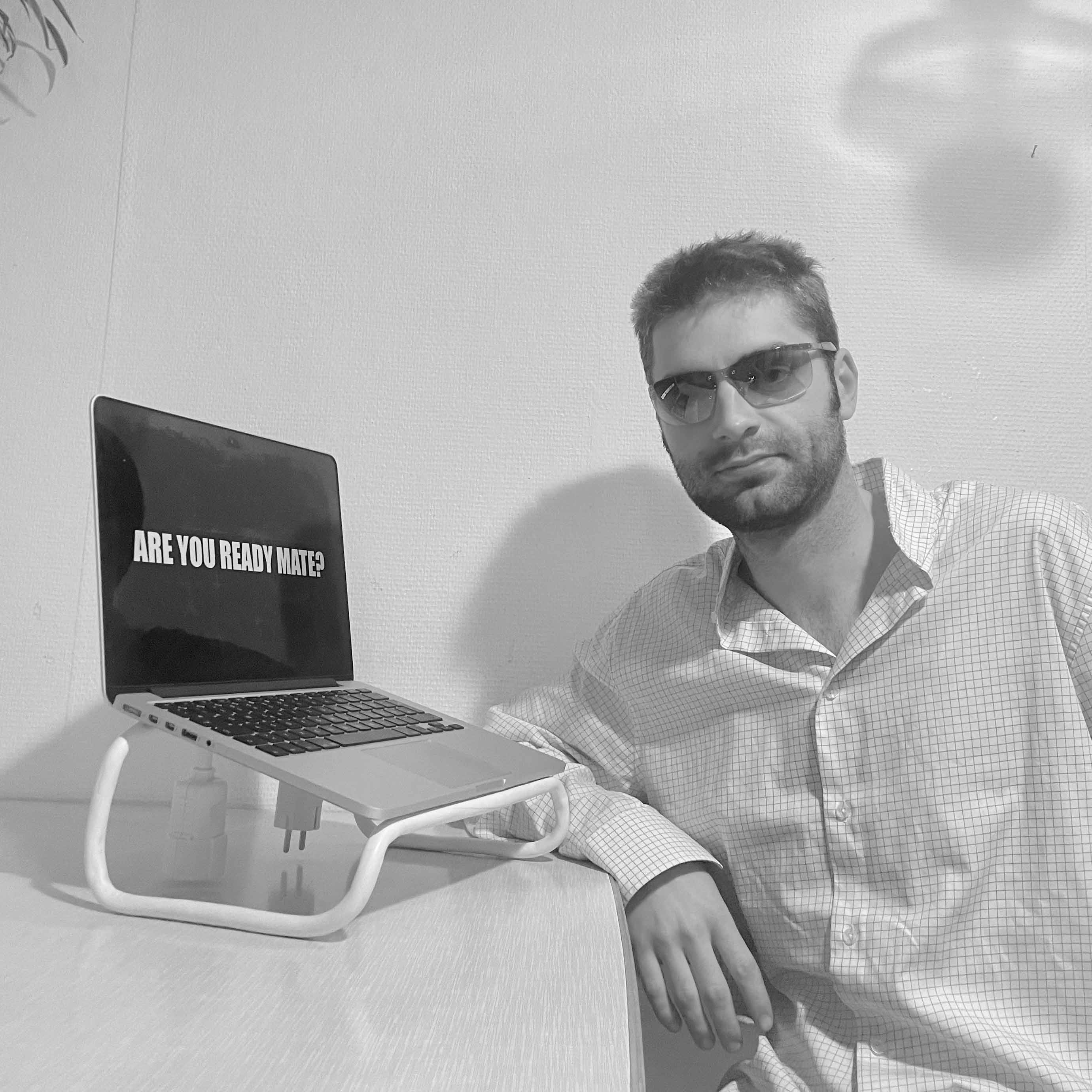 Person am Tisch mit Laptopständer